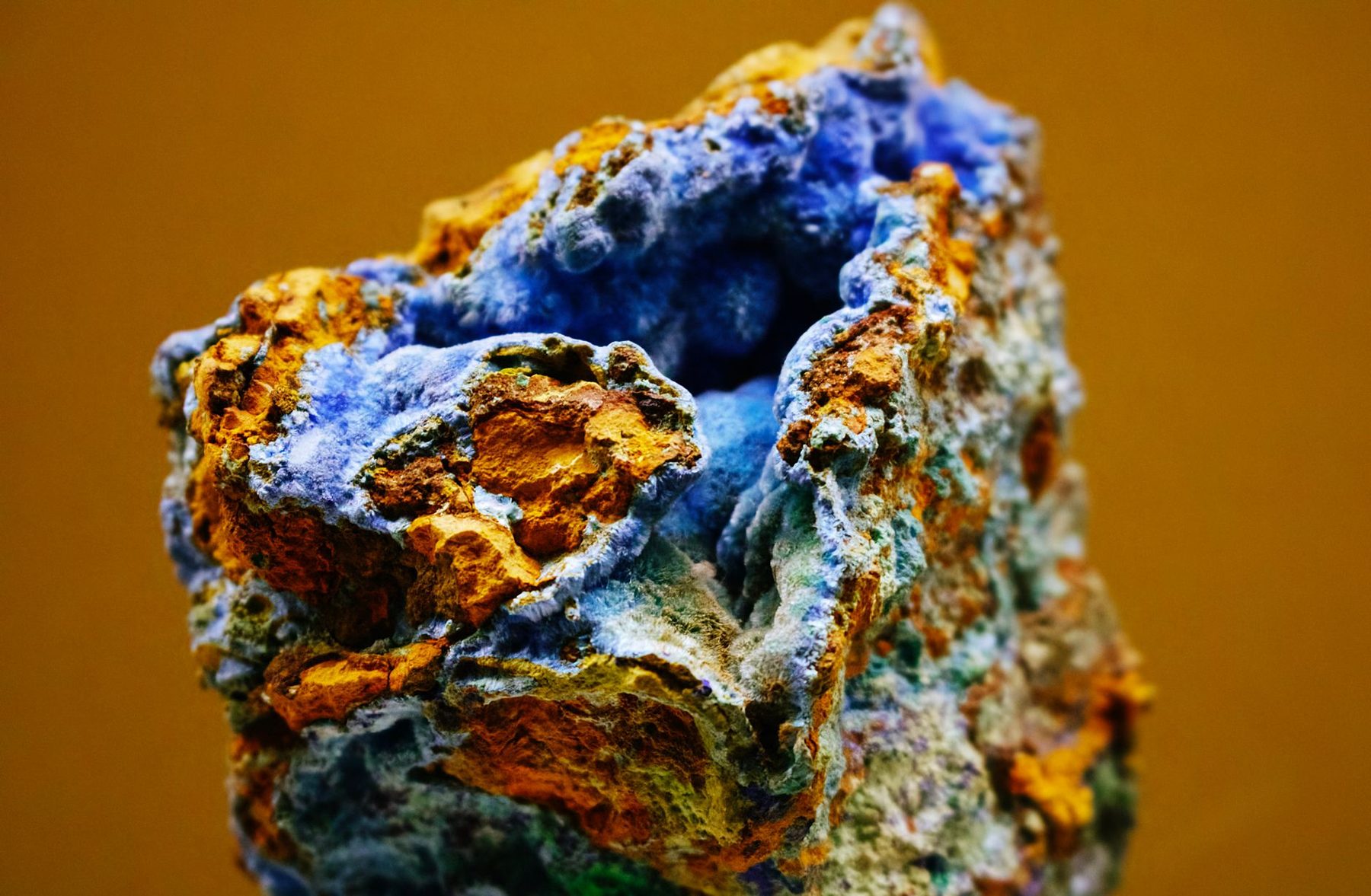 Minerai de cuivre brut aux teintes bleu-vert