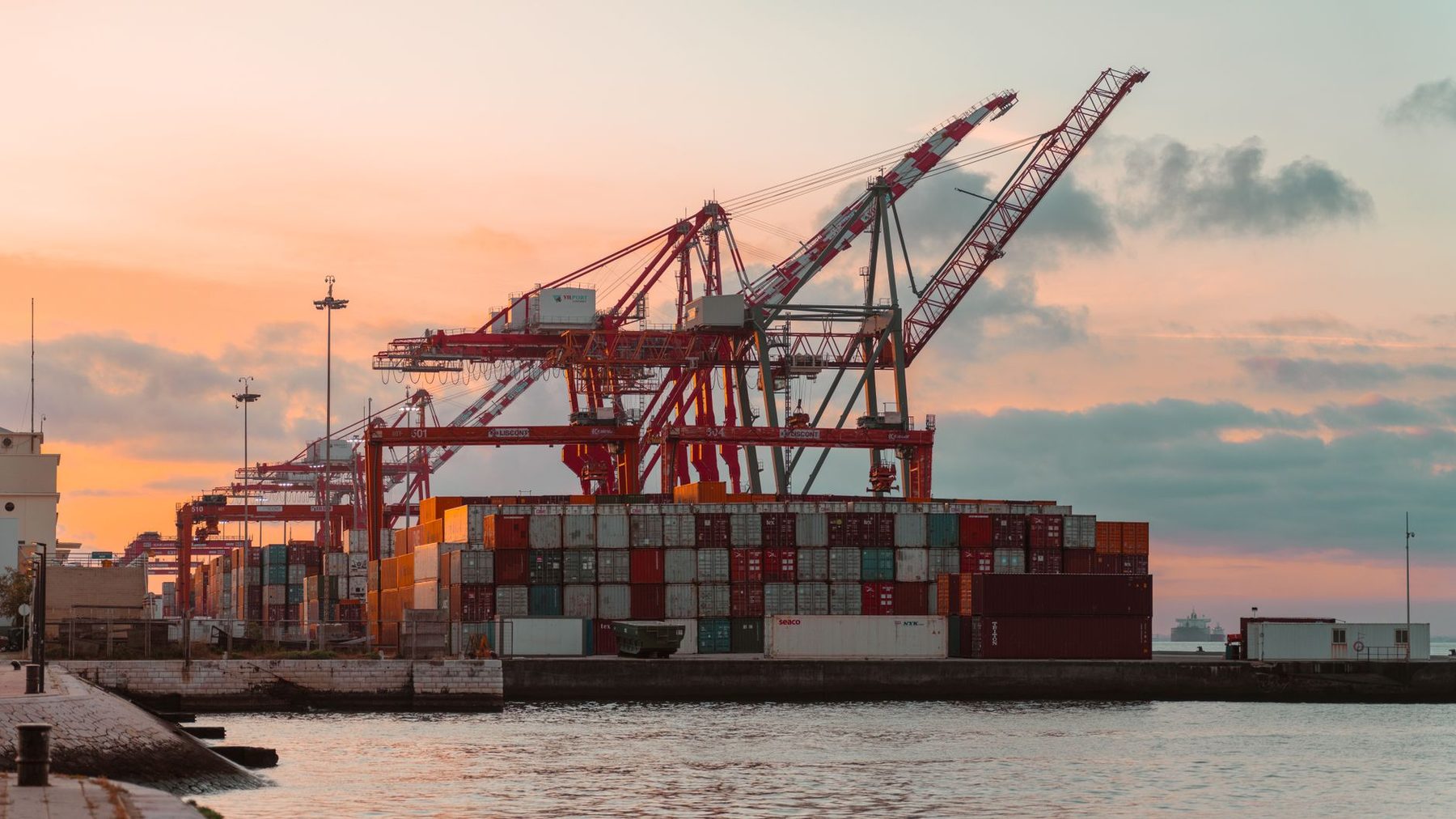 Grues portuaires au crépuscule, chargement de conteneurs