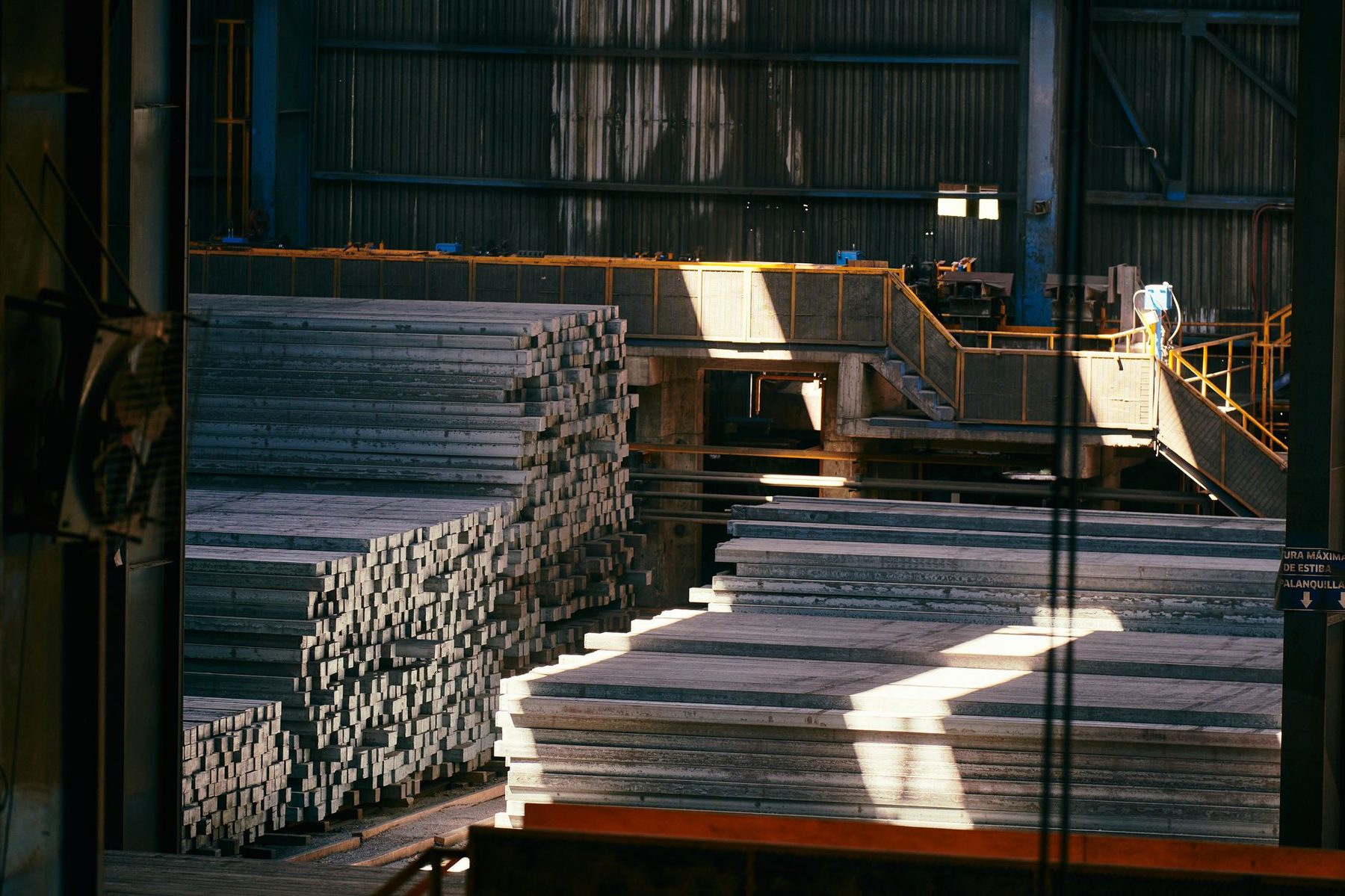 Entrepôt industriel de billettes métalliques prêtes à l'expédition