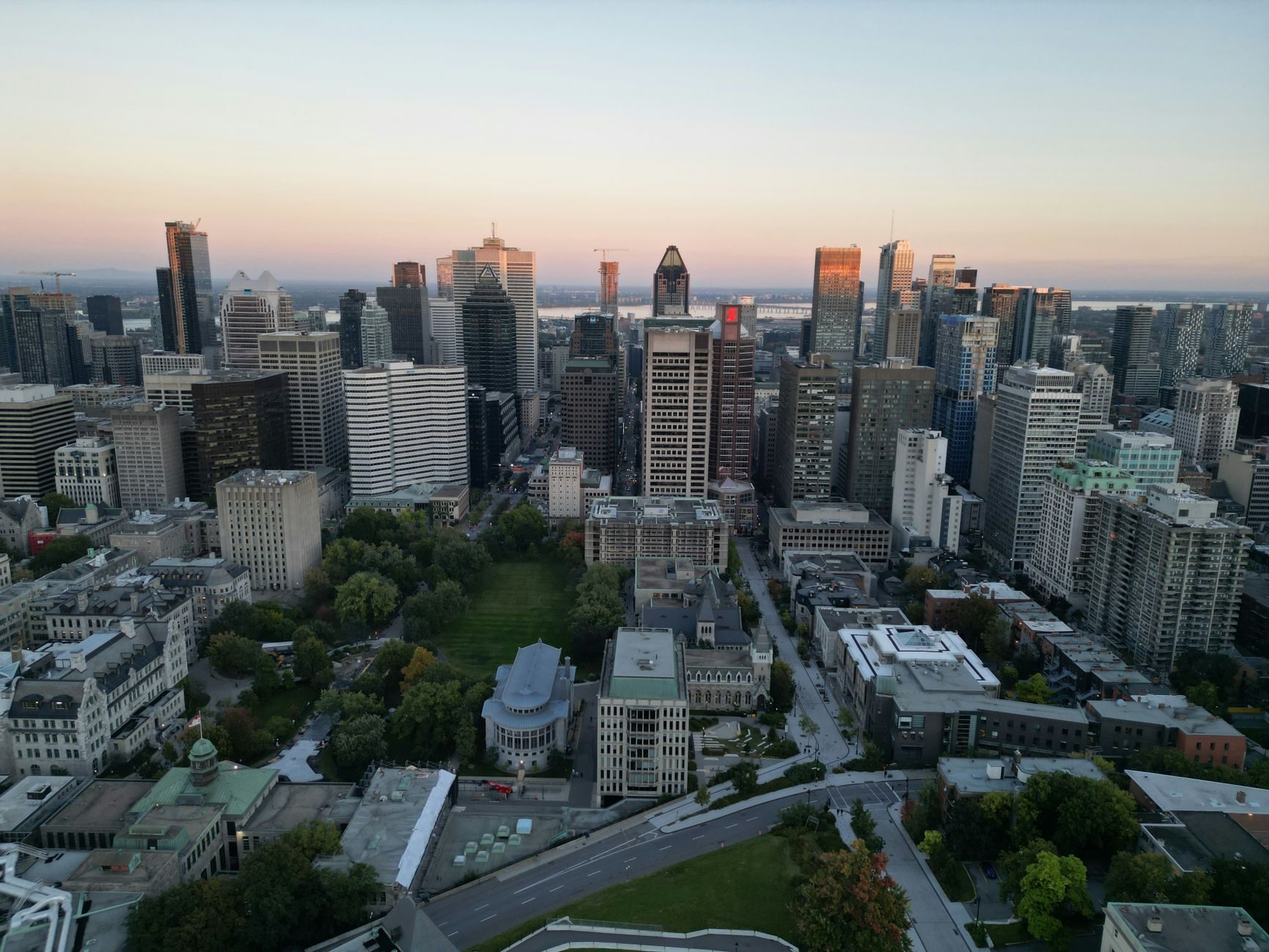 Vue aérienne du centre-ville de Montréal au crépuscule